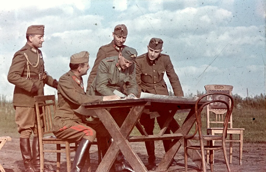 Oroszország
középen balra Rakovszky György vezérőrnagy, a III. hadtest ideiglenes parancsnoka és jobbra vitéz Solymossy Ulászló vezérkari ezredes a III. hadtest vezérkari főnöke látható. A felvétel 1942. június 15 - július 15 között készült.
ÉV
1942 