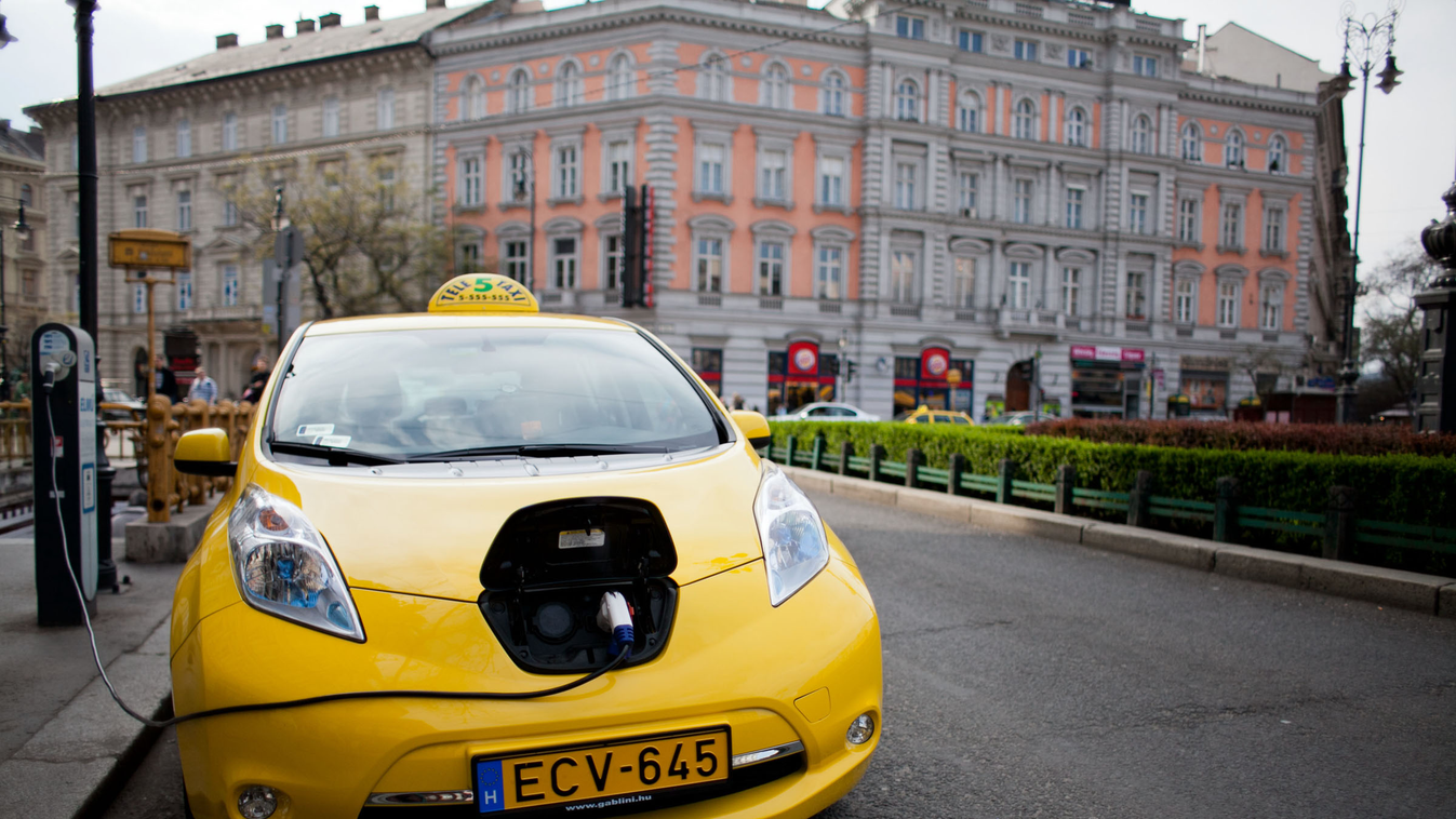 Elektromos taxi Nissan Leaf elektromos taxi városi közlekedés környezetvédelem elektromos autó töltés töltőállomás csatlakozatás vĂˇrosi kĂ¶zlekedĂ©s kĂ¶rnyezetvĂ©delem elektromos autĂł tĂ¶ltĂ©s tĂ¶ltĹ‘ĂˇllomĂˇs csatlakozatĂˇs Budapest első elektromos tax