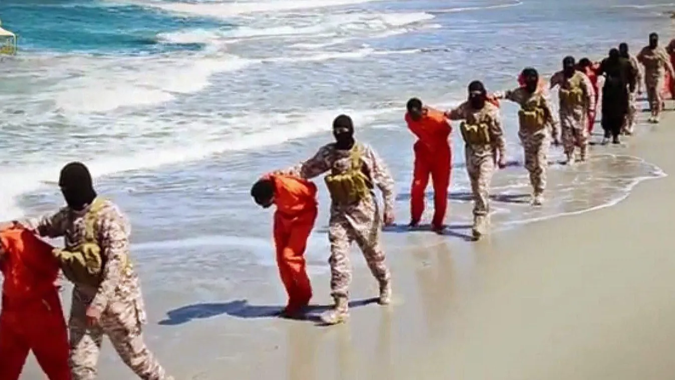 Líbia, 2015. április 19.
Az Iszlám Állam (IÁ) szélsőséges iszlamista szervezet által 2015. április 19-én közreadott dátummegjelölés nélküli képen a szervezet tagjai etióp keresztény férfiakat kísérnek egy líbiai tengerparton, mielőtt kivégzik őket. A dzsi