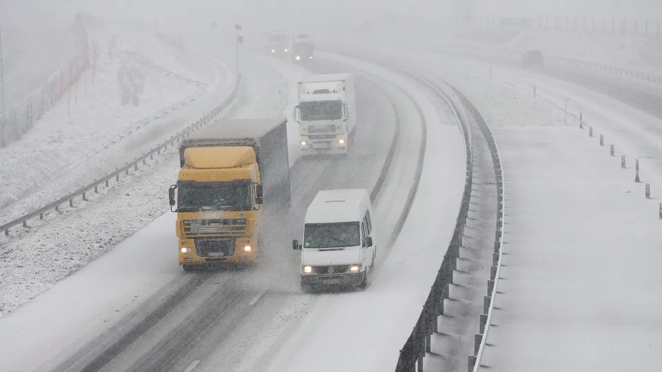 hó, havazás, időjárás, 
Autók a behavazott M7-es autópályán Nagykanizsa közelében 2014. január 24-én. 