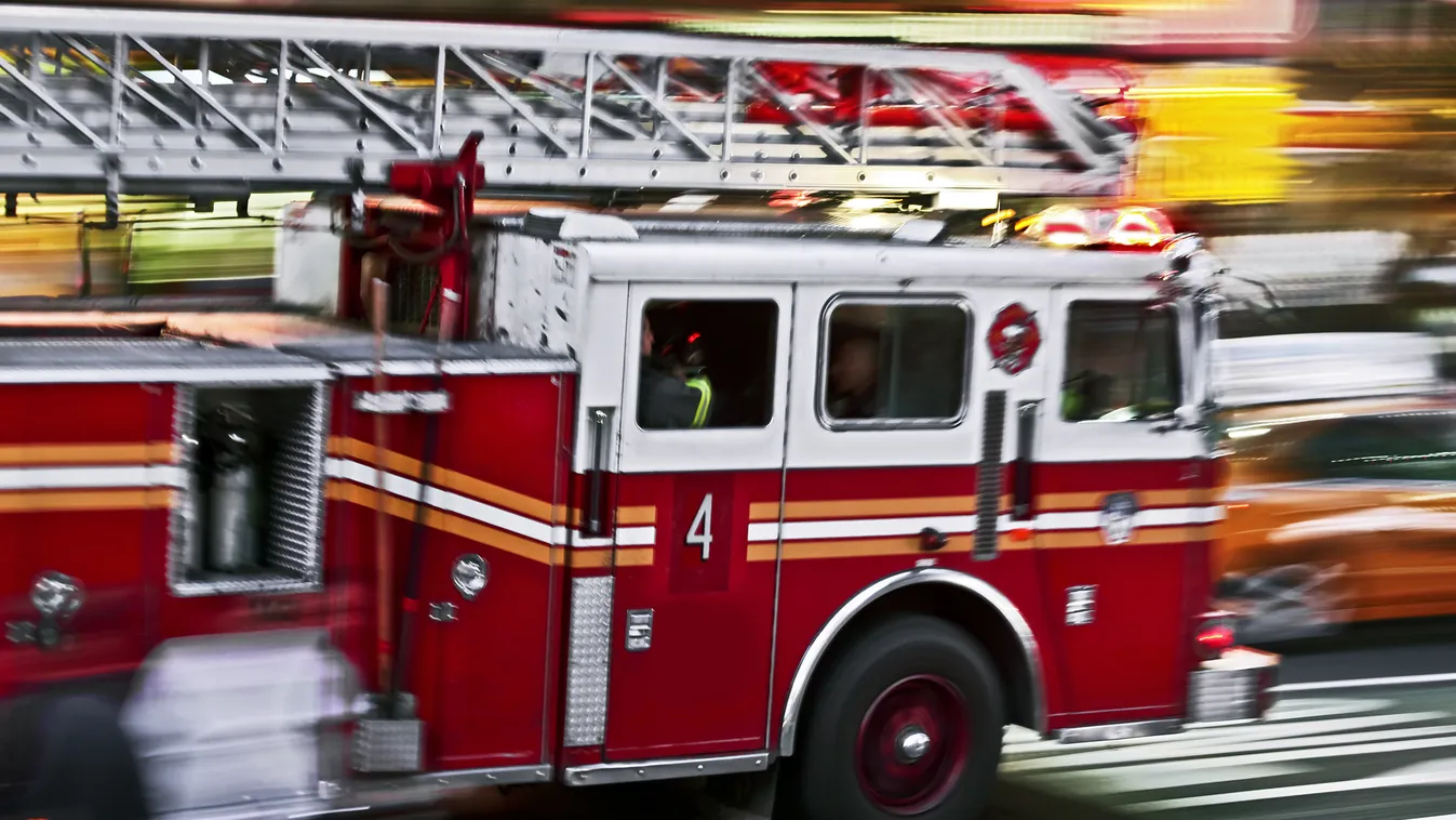 654 esethez riasztották a tűzoltókat kedden országszerte  tűzoltóautó 