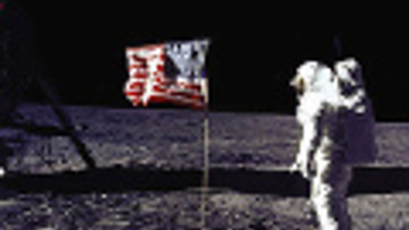 összeesküvés-elmélet, holdraszállás, Apollo-11, Edwin E. "Buzz" Aldrin amerikai zászlóval a leszállás helyszínén