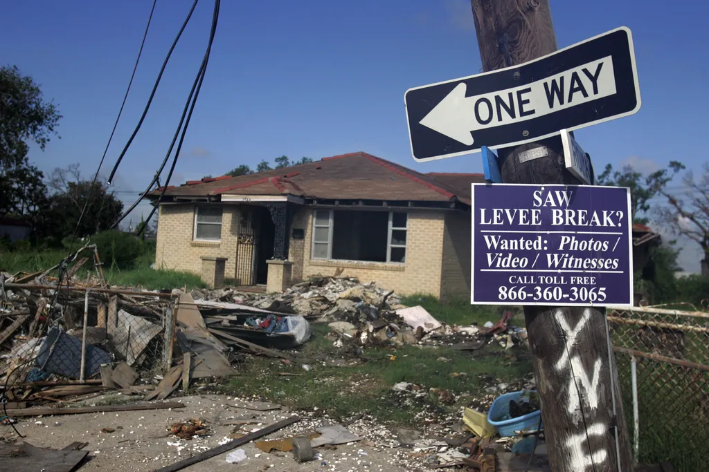 71697825 Horizontal ON THE FRINGE OF CATASTROPHES DAMAGE HOUSE TRAFFIC SIGN PLACARD 