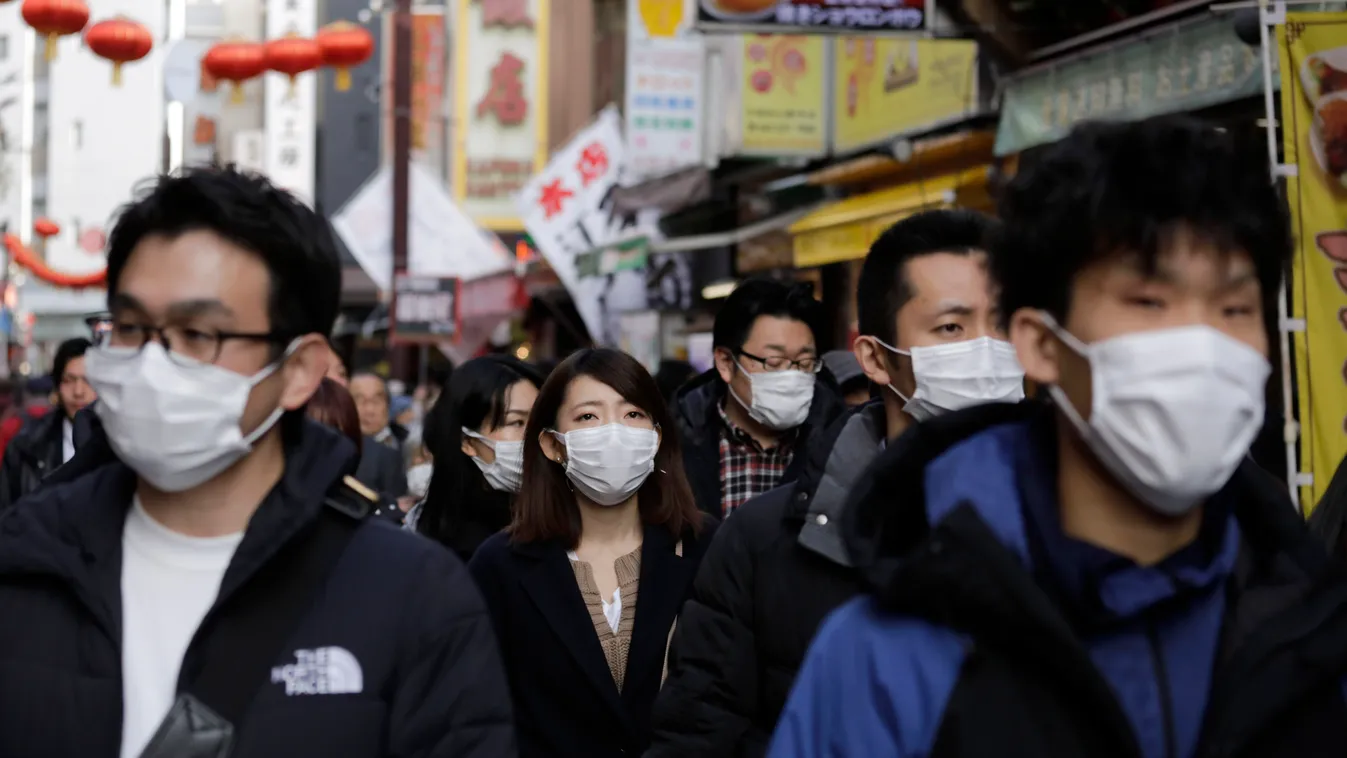Jokohama, 2020. január 25.
A koronavírus terjedése miatt szájmaszkot viselnek a rendőrök Jokohama japán város kínai negyedében 2020. január 25-én, a kínai holdújév első napján. A kínai holdnaptár szerint idén január 25-én köszönt be az új év, amely az áll