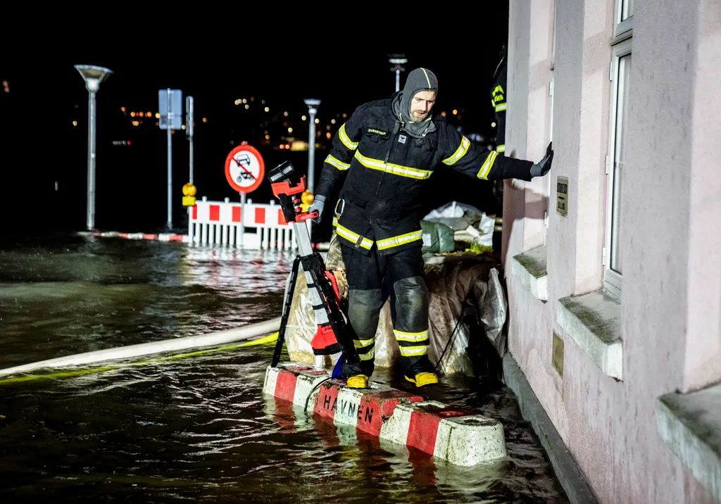 Babet vihar Skócia eső   flooded street in Soenderborg, Southern Jutland on October 20, 2023, after a storm hit the area. Three people died and emergency services battled to rescue families trapped by flood waters in Scotland on Octobe 