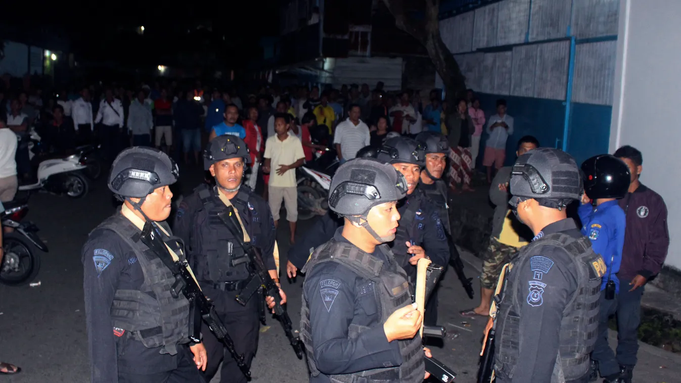 Sibologa, 2019. március 13.
Indonéz rendőrök az észak-szumátrai Sibologában, ahol egy iszlamista hátterű nő felrobbantotta magát és gyerekét egy rendőrségi akció közben 2019. március 13-án. A hatóságok körbevették az otthonukat, és órákon át tárgyaltak a 
