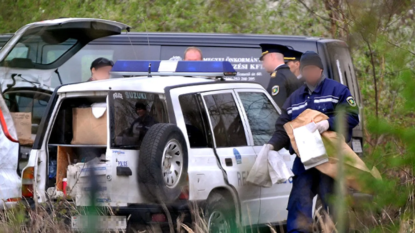 négyes gyilkosság Kulcson, Rendőrök bizonyítékokat hoznak ki a lakóházból Kulcson, a Hegyalja utcában, ahol egy 24 éves férfi a gyanú szerint négy családtagját megölte, hármat pedig megsebesített