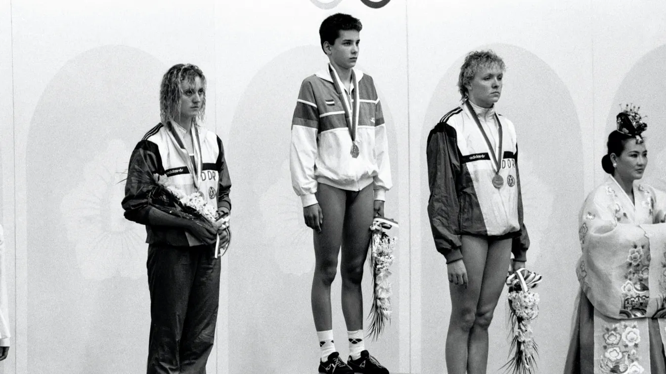 Egerszegi Krisztina;  Sirch, Cornelia;  Zimmermann, Kathrin DÍSZTÁRGY dobogó egész alakos fotó eredményhirdetés FOTÓ ÁLTALÁNOS Közéleti személyiség foglalkozása olimpia 88-96 