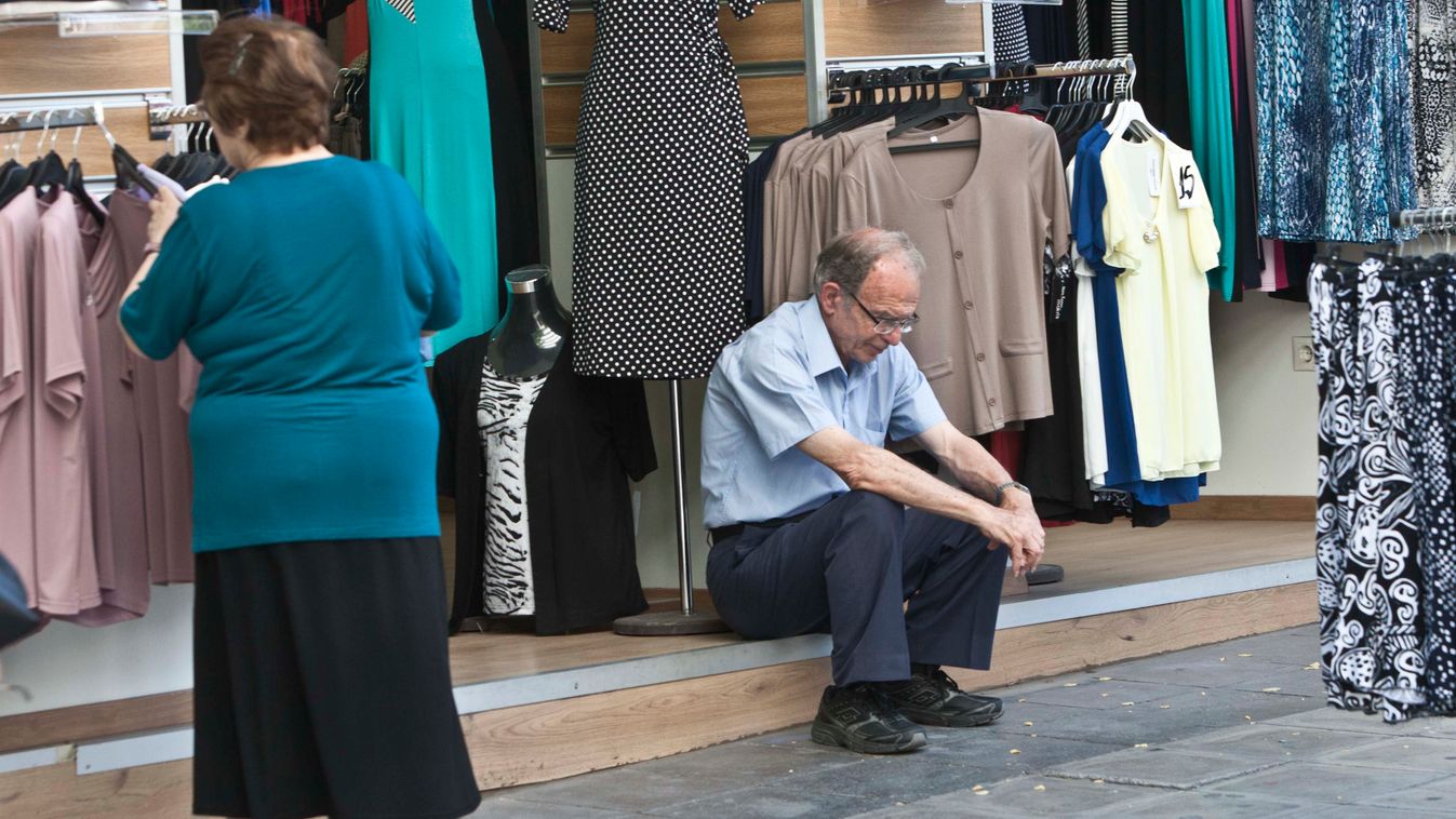 Görögország válság, Athén belváros,  ruhakereskedő pihen a boltja küszöbén 