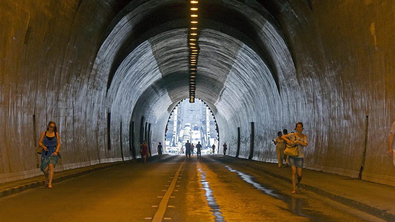Budapest, 2015. július 22.
Gyalogosok a Várhegy alatti alagútban, amelyet lezártak csőtörés miatt 2015. július 22-én.
MTI Fotó: Lakatos Péter 
