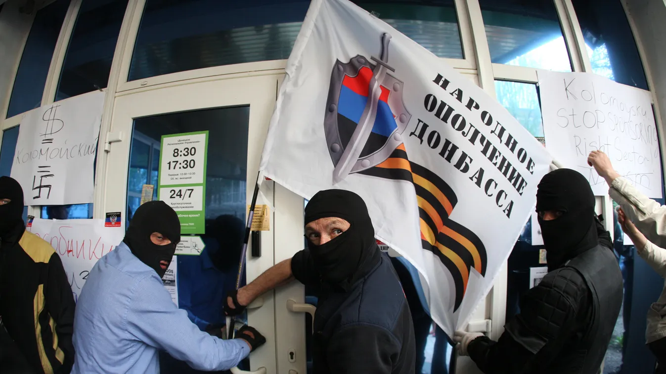 A kelet-ukrajnai oroszbarát fegyveresek kicsodák? Oroszbarát férfiak készülnek megrongálni egy bankot 