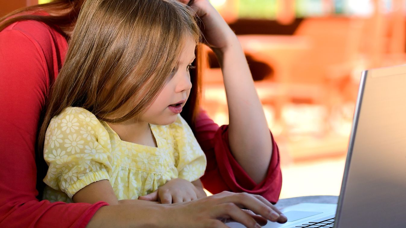 gyermek szülő laptop notebook internet kid child  parent 