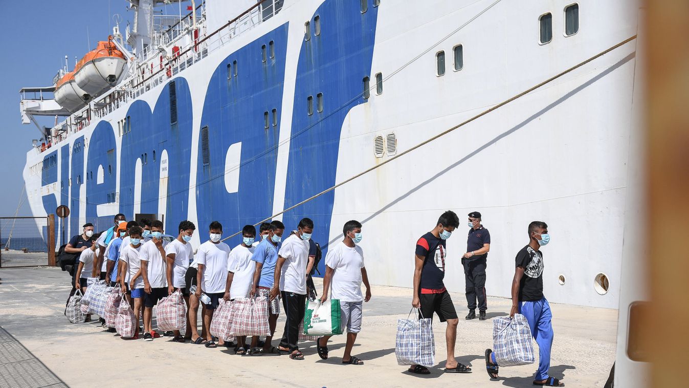 Lampedusa, hajó, Olaszország, migráns, migráció 