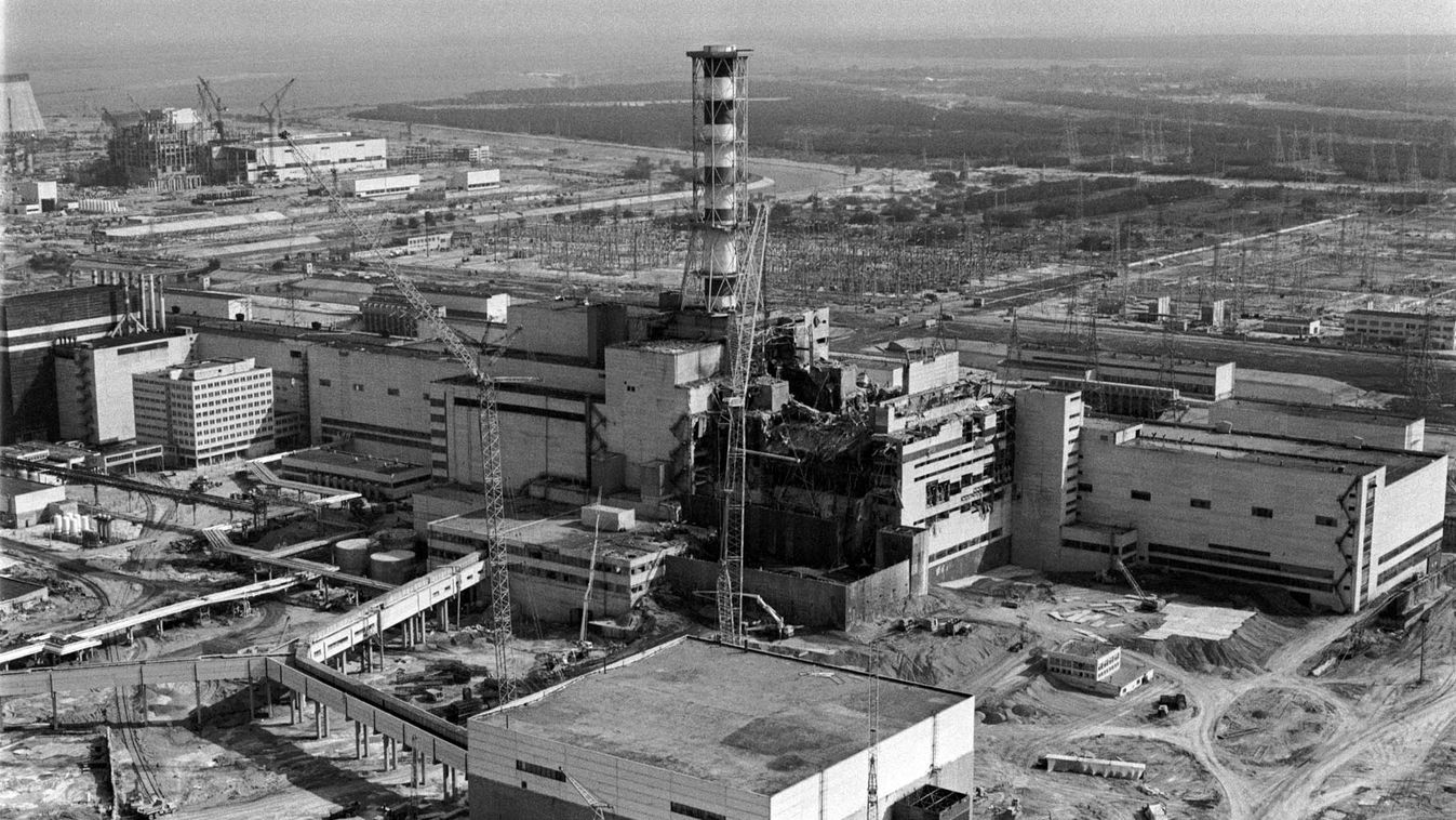- Horizontal NUCLEAR DISASTER NUCLEAR POWER PLANT DAMAGE AERIAL VIEW NUCLEAR ENERGY BLACK AND WHITE PICTURE
Csernobil30 