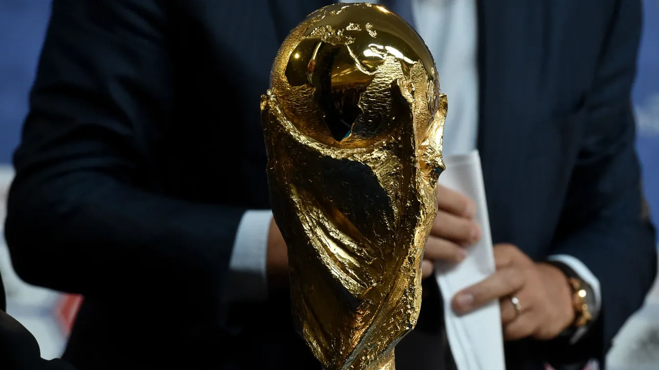 a FIFA Világkupa, amely a világbajnokság győztesének jár 