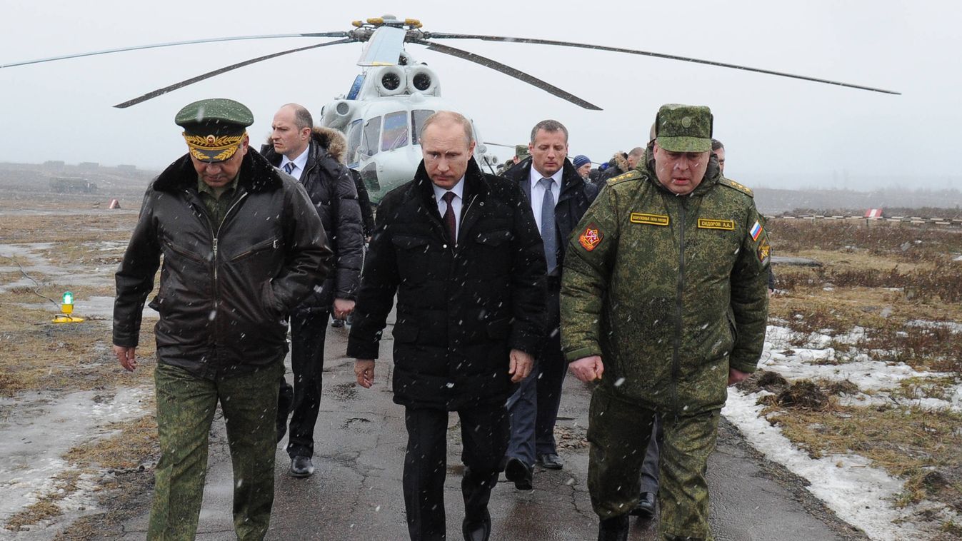 Az elnöki sajtószolgálat által közreadott képen Vlagyimir Putyin orosz elnököt (k) Anatolij Szidorov tábornokkal, a nyugati katonai körzet parancsnokával (j) és Szergej Sojgu orosz védelmi miniszterrel (b) Szentpétervár közelében, ahova hadgyakorlat megte