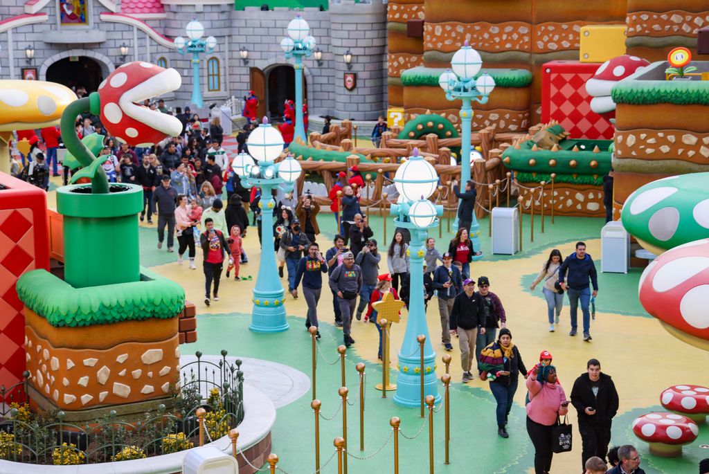 Super Nintendo World megnyitója Kaliforniában  "SUPER NINTENDO WORLD" With Red Carpet And Welcome Celebration GettyImageRank2 Ten Theatrical Performance USA Day California Waiting In Line Color Image Photography Film Industry Red Carpet Event Univers 