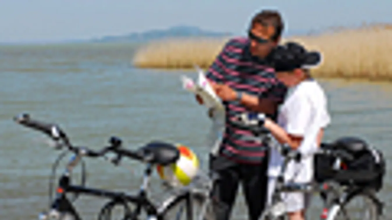 Elindult a balatoni szezon-sportprogramok partközelben, apa és fia kerékpárral kerülik meg a Balatont, biciklitúra, kerékpártúra