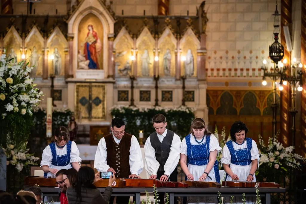 Ferencpápa2023, Ferenc pápa, pápalátogatás, háromnapos apostoli látogatás, Ferenc pápa magyarországi látogatása, Magyarország, péntek, 2023, Árpád-házi Szent Erzsébet-templom, Rózsák tere, 