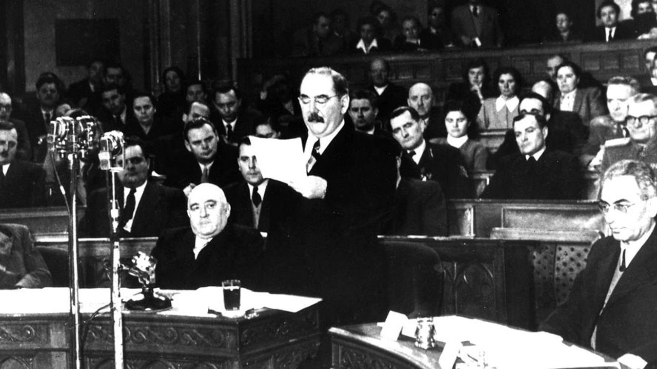 Nagy Imre miniszterelnök beszédet mond a parlamentben 1953-ban