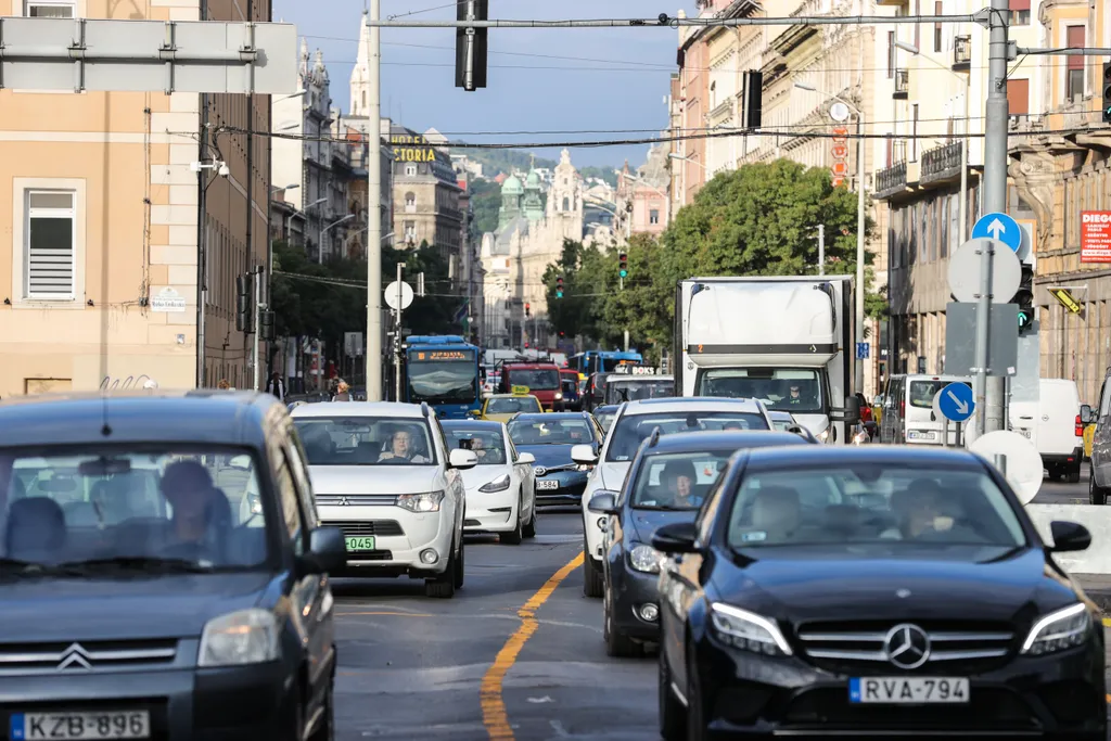 dugó, közlekedés, forgalom, autó, belváros, Budapest, Blaha Lujza tér 2021.09.01. 