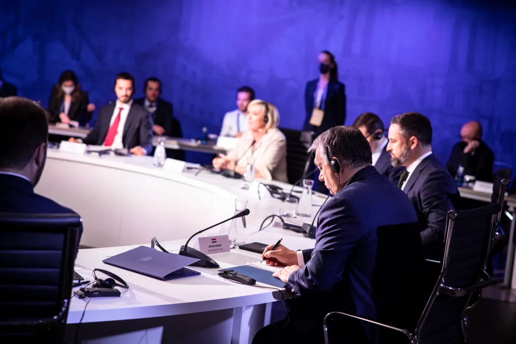 európai konzervatív pártvezetők plenáris ülése Madridban ABASCAL, Santiago; ORBÁN Viktor; LE PEN, Marine; MORAWIECKI, Mateusz 
