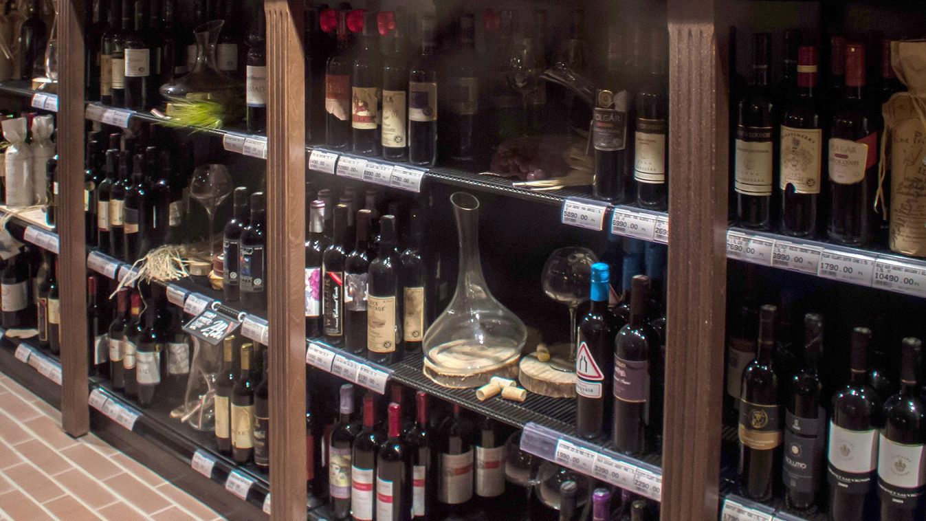 drága bor, illusztráció, A Királyi Borok Kincstárának italkínálata a főváros V. kerületében, a Váci utcában megnyílt CBA Príma - Corso Gourmet felsőkategóriás élelmiszerlánc új egységének pincéjében 