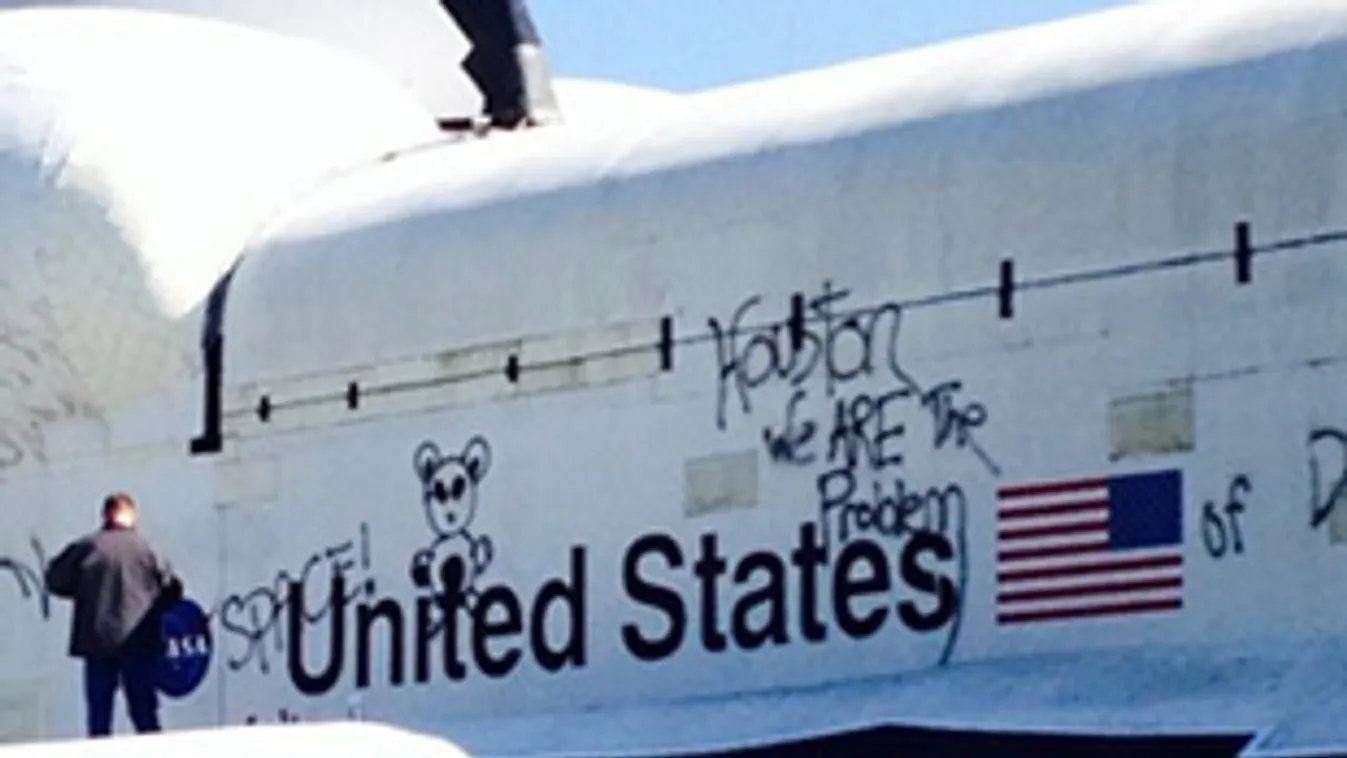 Összefújkálták a NASA egy űrrepülőjét Houstonban, graffiti 