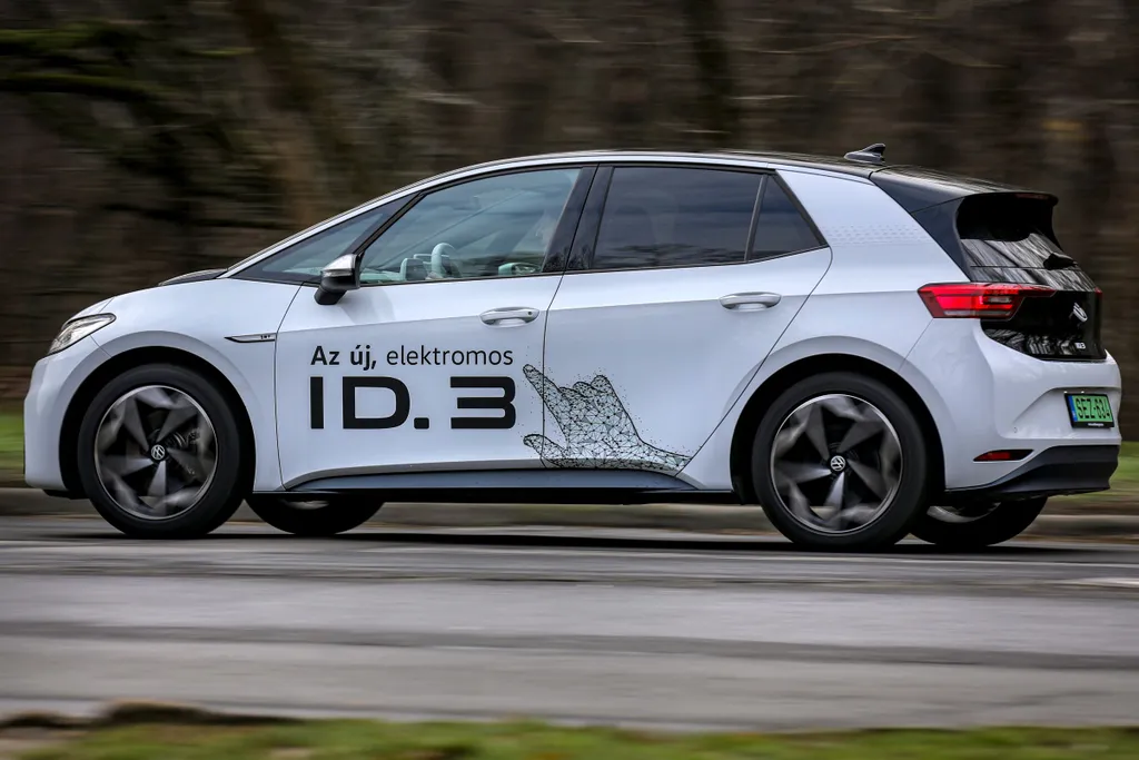 Volkswagen ID. 3 teszt és interjú a designerrel, Fogarasi-Benkő Lászzlóval 2020 december 4-én Volkswagen ID. 3 teszt és interjú a designerrel, Fogarasi-Benkő Lászzlóval 2020 december 4-én 
