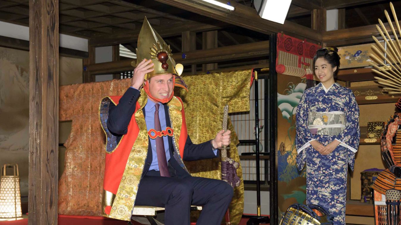 Vilmos herceg Tokió, 2015. február 28.
Az NHK japán tévétársaság által közreadott képen a négynapos látogatáson Japánban tartózkodó Vilmos herceg, a brit trónörökös elsőszülött fia szamurájjelmezt ölt az NHK egyik stúdiójában, Tokióban 2015. február 28-án