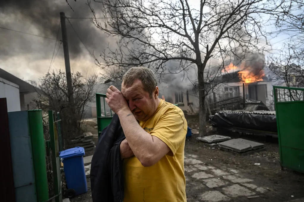 Ukrán válság 2022, ukrán, orosz, háború, orosz-ukrán háború, ukrán konfliktus, harc, Ukrajna, Irpiny, bombázás, támadás, tűz, összedőlt épületek, rakéta, rakétatámadás 