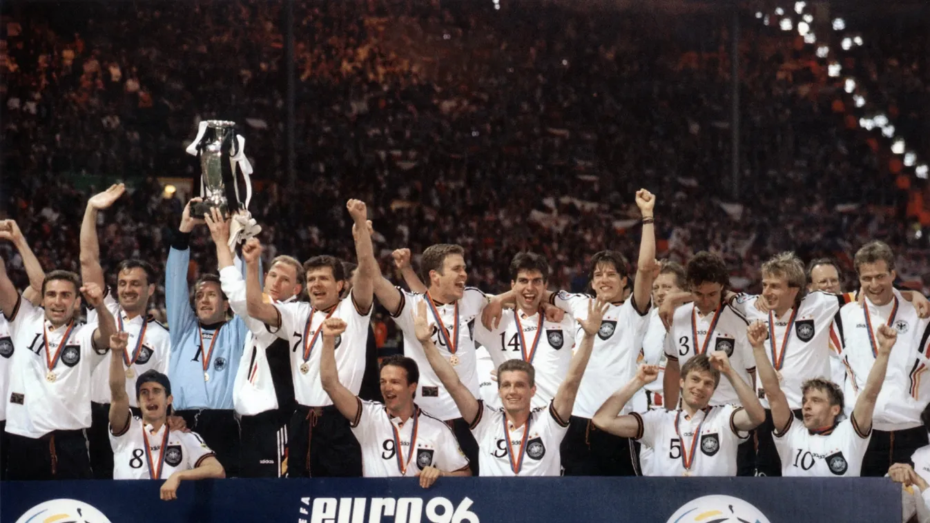 SOCCER-EURO96 Horizontal CHAMPIONNAT D'EUROPE FOOTBALL EQUIPE JOIE FINALE VAINQUEUR TROPHEE PHOTO DE FAMILLE 