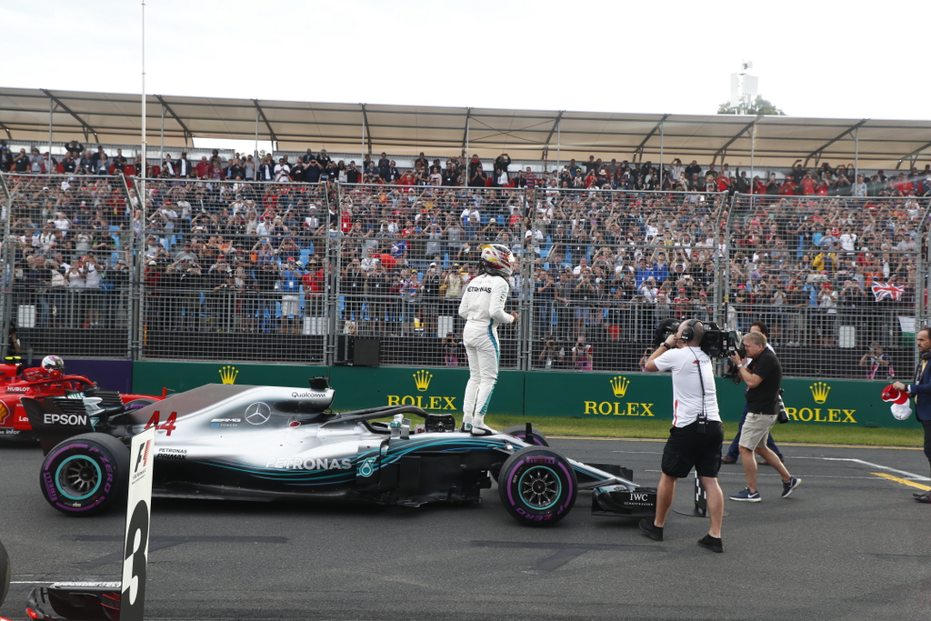 A Forma-1-es Ausztrál Nagydíj szombati napja, Lewis Hamilton, Mercedes-AMG Petronas, közönség 