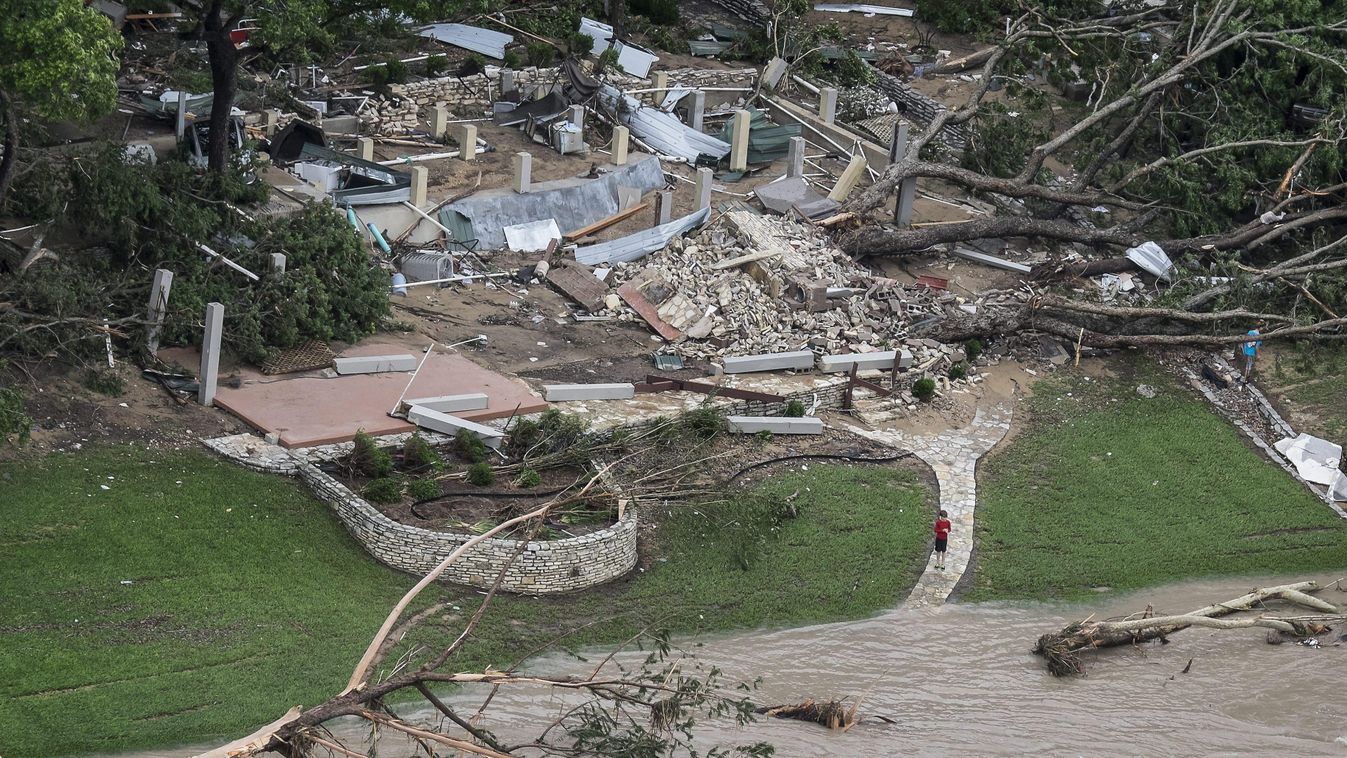 Wimberley, 2015. május 25.
Egy ház romjai és kidőlt fák a megáradt Blanco folyó partján a Texas állambeli Wimberleyben  2015. május 24-én. A heves esőzések okozta áradásokban legkevesebb három ember életét vesztette és ezrek kényszerültek lakóhelyük elhag