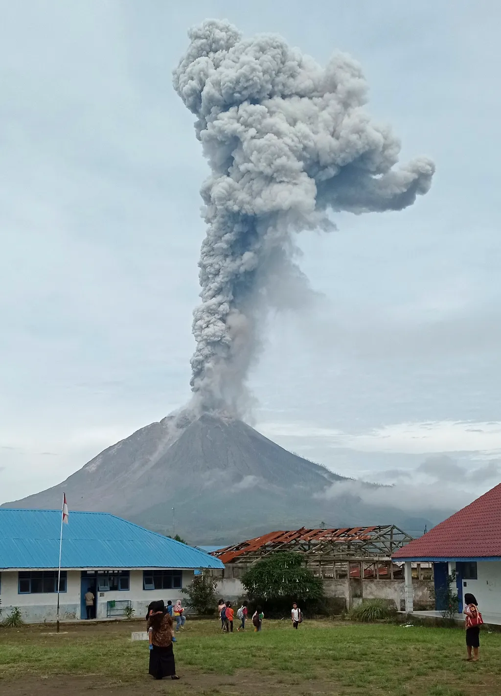 Karo, 2021. május 7.
A Sinabung tűzhányó gázt és füstöt lövell ki az indonéziai Észak-Szumátrában fekvő Karo környékén 2021. május 7-én. A Sinabung Indonézia több mint 120 aktív vulkánjának egyike.
MTI/AP/Sastrawan ginting 