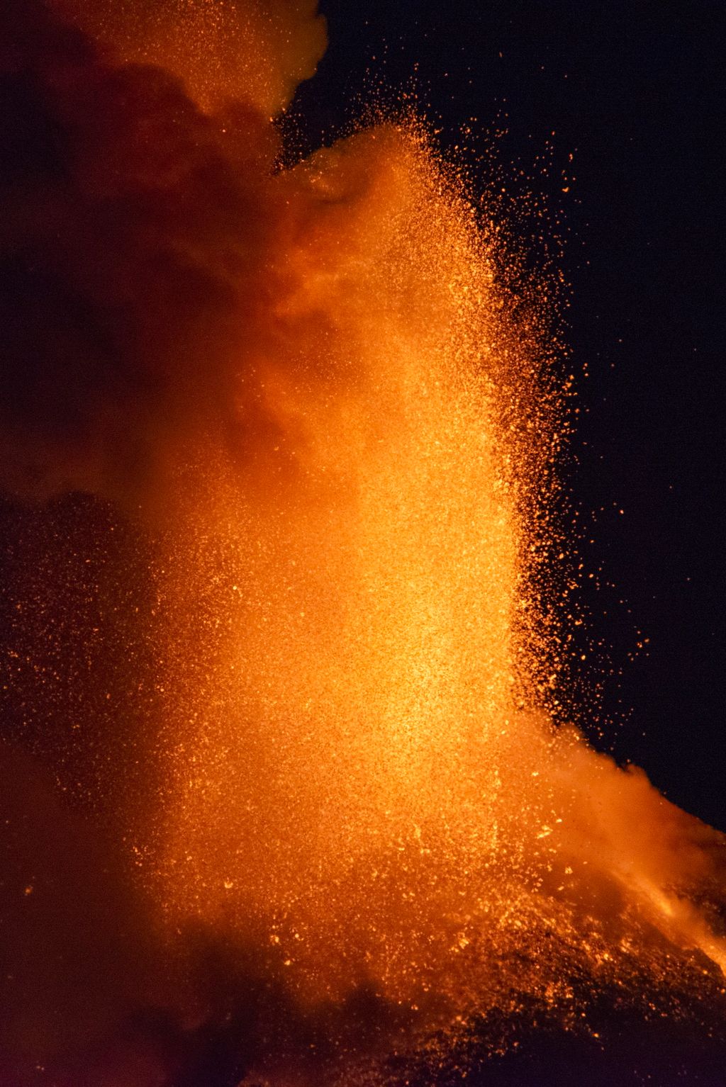 hajnal hegy izzó láva NAPSZAK spriccel TÁJ természetfotó természeti jelenség tűzhányó vulkán Eruption at Mount Etna, in the late evening of February 17 there was an increase in volcanic activity at the Southeast Crater, followed by lava high lava fountain