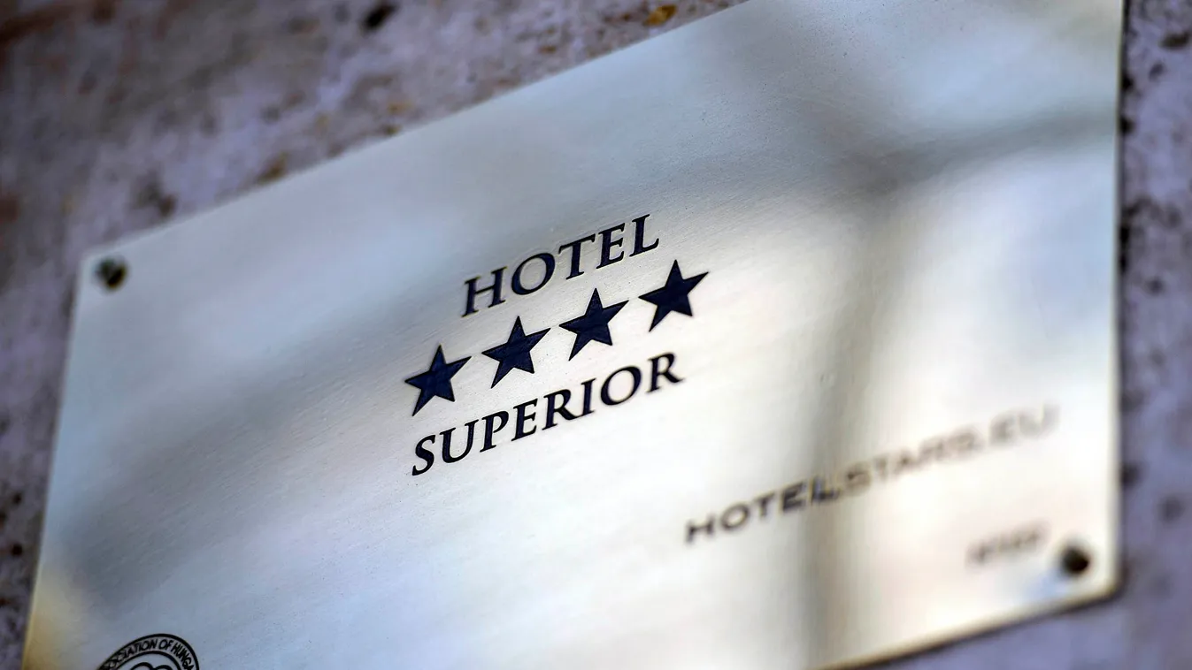 A szálloda besorolását mutató tábla a VI. kerületi Teréz körúton található Radisson Blu Béke Hotel homlokzatán, illusztráció, csillag, hotelstars 