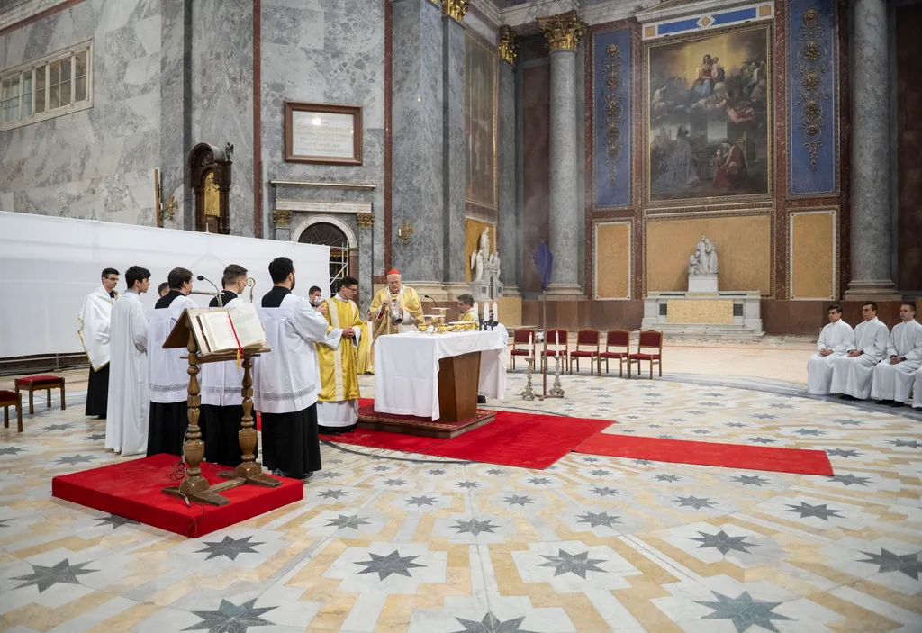 Nagycsütörtöki szentmise az esztergomi bazilikában, Erdő Péter bíboros, Esztergom, galéria, 2023 