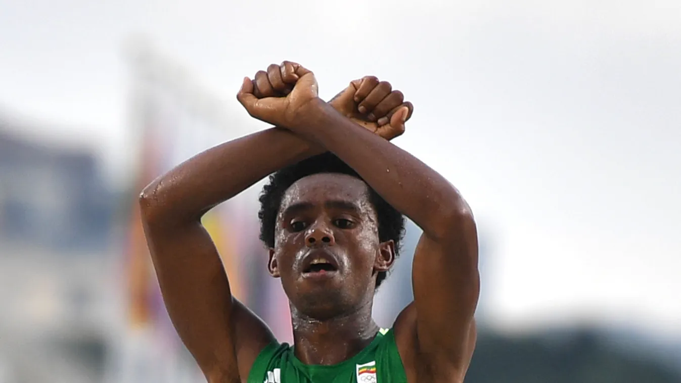 Feyisa Lilesa, etióp maratoni futó befut a célba, tiltakozás 