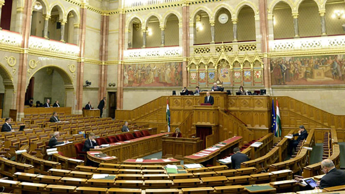 Darák Péter, a Kúria elnöke a legfőbb bírósági szerv 2012-es tevékenységéről szóló beszámolóját tartja az Országgyűlés plenáris ülésén 2013. október 16-án.