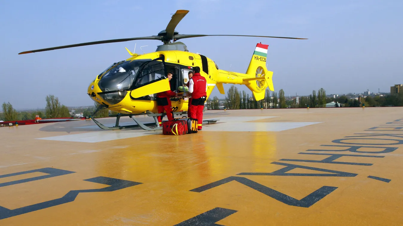 Foglalkozás helikopter kórház KÖZLEKEDÉSI ESZKÖZ légi mentő mentőhelikopter mentős SZEMÉLY tető Miskolc, 2014. április 2.
Légi mentők a miskolci Borsod-Abaúj-Zemplén Megyei Kórház és Egyetemi Oktató Kórház Csillagpont épületének tetején az átadás napján, 