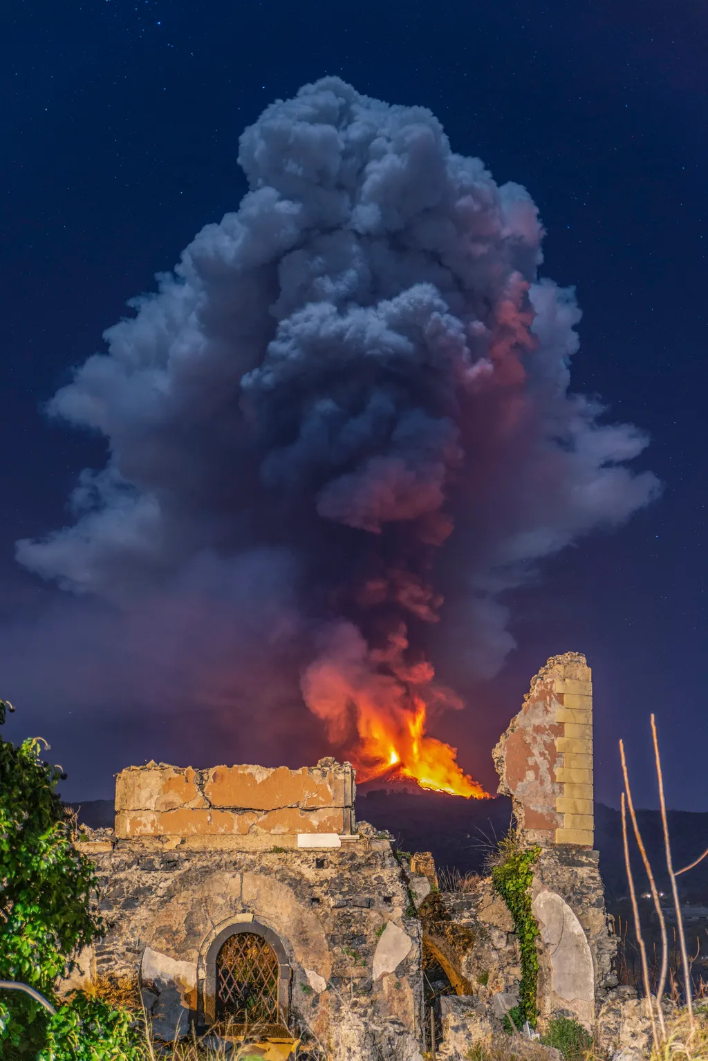 Fleri, 2021. február 25.
Izzó lávát és hamufelhőt lövell ki az Etna tűzhányó a szicíliai Fleri közelében 2021. február 24-én. Európa legaktívabb vulkánja másfél héttel korábban tört ki újra.
MTI/AP/Salvatore Allegra 