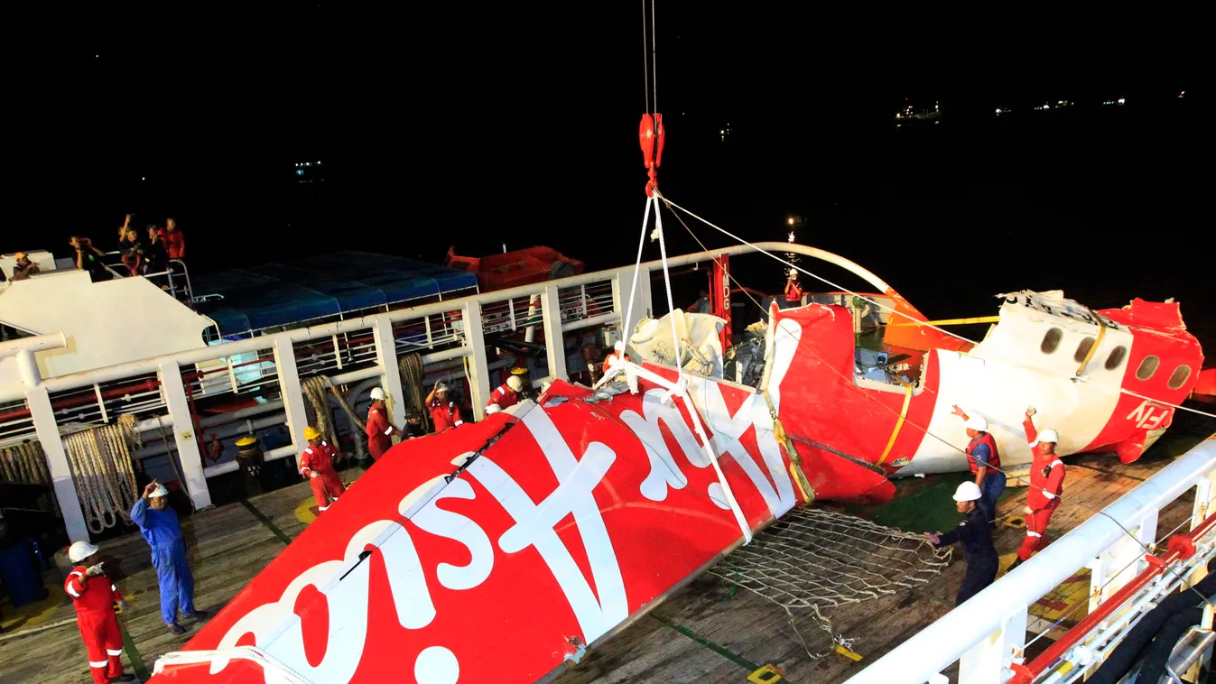 Jávai-tenger, 2015. január 11. 
Az indonéz mentőalakulatok tagjai daruval emelik ki a Crest Onyx mentőhajó fedélzetéről az AirAsia malajziai légitársaság lezuhant gépe farokrészének maradványát a Jávai-tengeren 2015. január 11-én. Az AirAsia egyik A320-20
