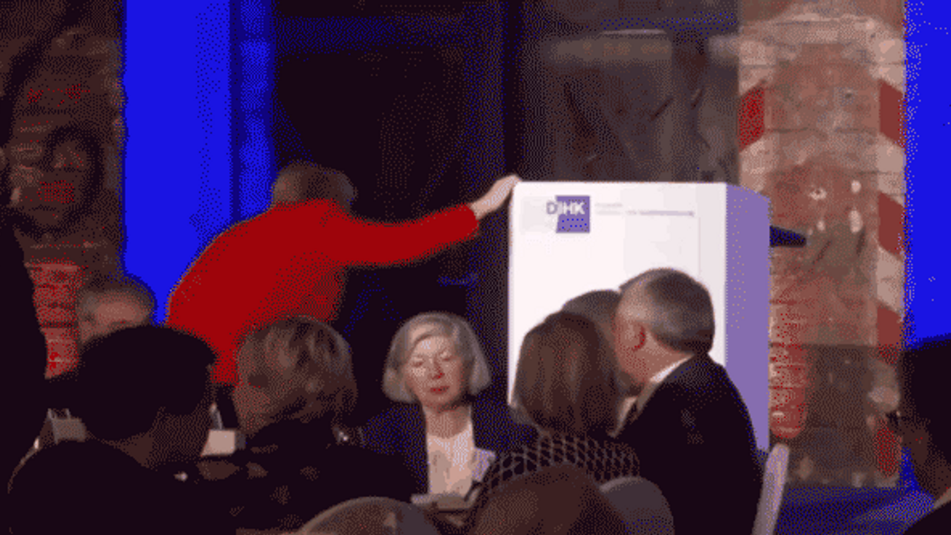 angela merkel falls on her way to stage at business event
elesik 