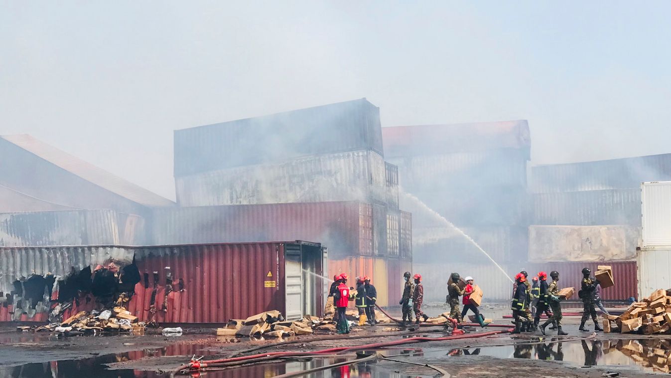 Szitakunda, 2022. június 6.
Konténerraktár tüzével küzdenek tűzoltók a délkelet-bangladesi Csittagong kikötővárostól negyven kilométerre fekvő Szitakundában 2022. június 6-án. A hidrogén-peroxidot tároló raktárban június 4-én este keletkezett tűzben és az