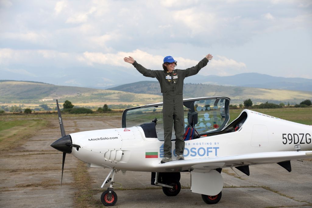 legfiatalabb pilóta, Föld, körberepülés,
Mack Rutherford 17 éves belga-brit pilóta fényképezkedik Shark típusú ultrakönnyű légi járművével a szófiai repülőtéren 2022. augusztus 24-én, a sikeres világcsúcskísérlete után. A tizenéves fiú Szófiából indult út