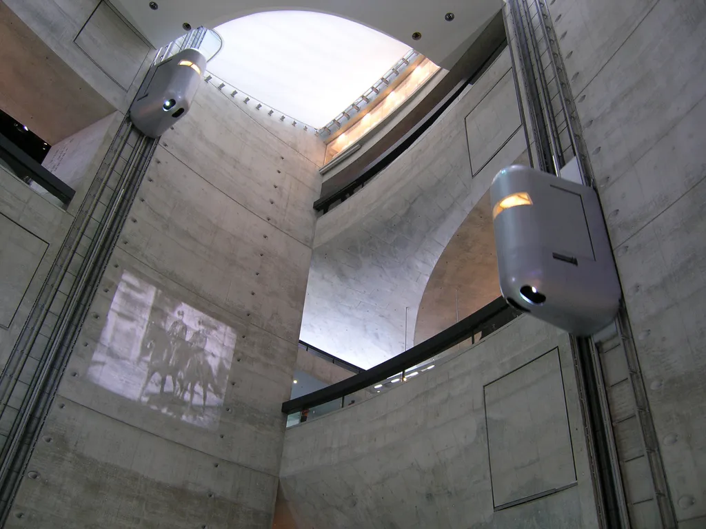 Aufzug im Mercedes-Benz-Museum lift 