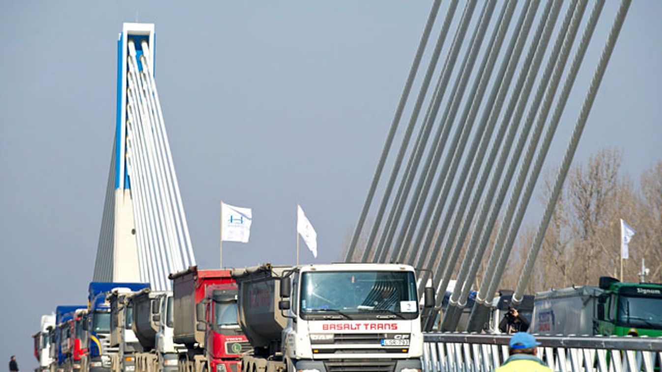 Terhelési próba az M43-as Móra Ferencről elnevezett hídján a Tisza fölött Szegednél 