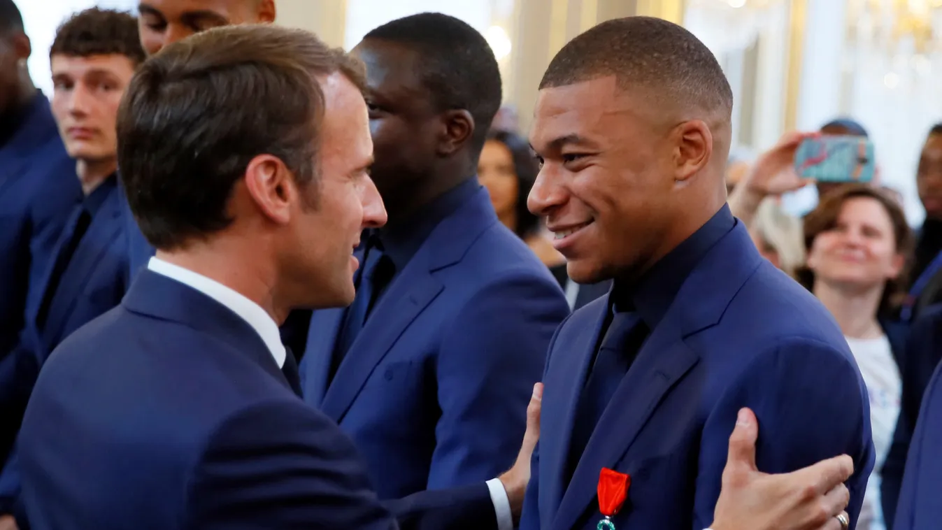 WLD fbl award government Horizontal FOOTBALL FRENCH TEAM WORLD CHAMPION LEGION OF HONOR ELYSEE PALACE BUST EMBRACE PRESIDENT OF THE REPUBLIC 