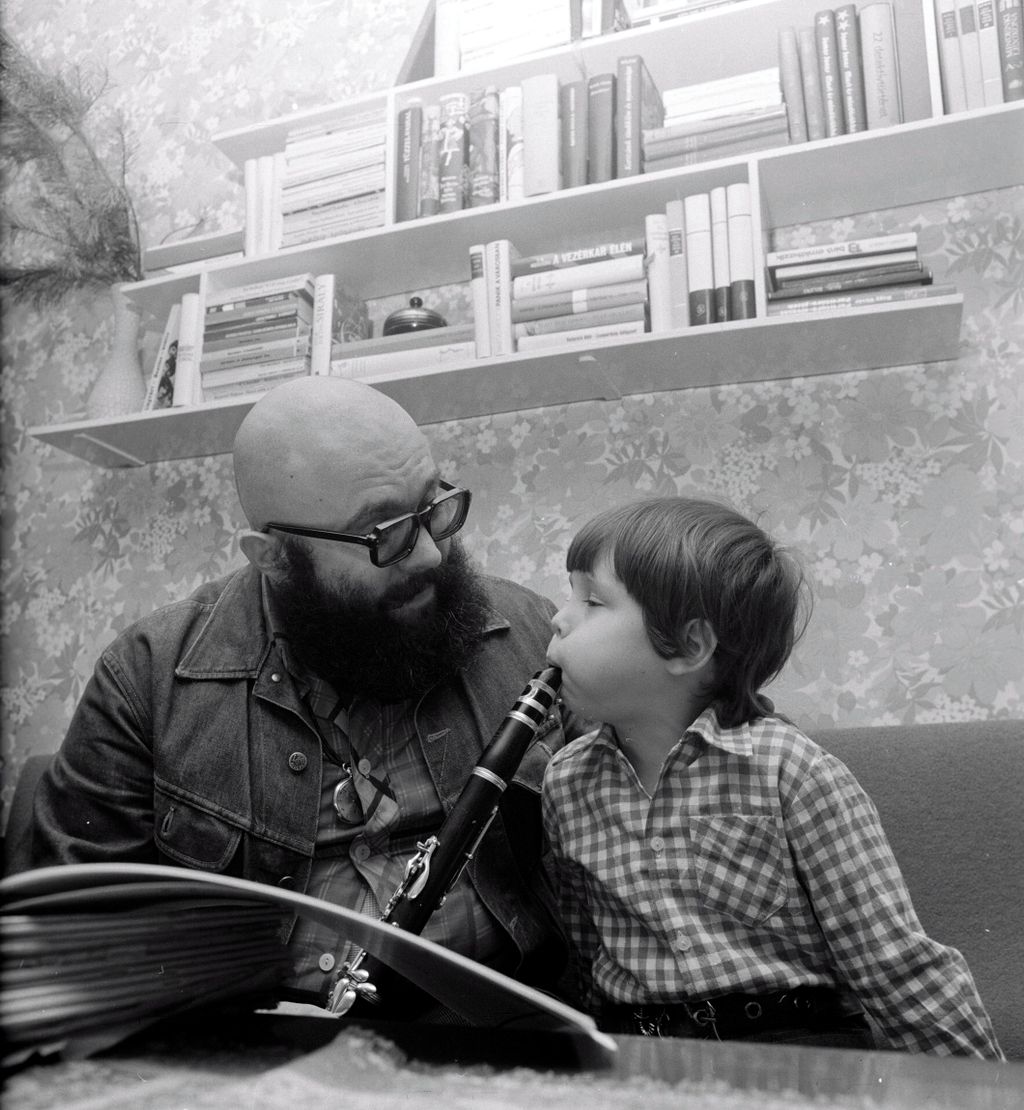 Bergendy István apa gyermekével család énekes fúvós hangszer HANGSZER klarinét Közéleti személyiség foglalkozása közéleti személyiség magánélete művész szakáll Személy TÁRGY TESTRÉSZ zenész zeneszerző 